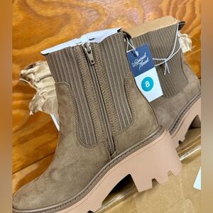 Universal Thread Tan Heeled Boots